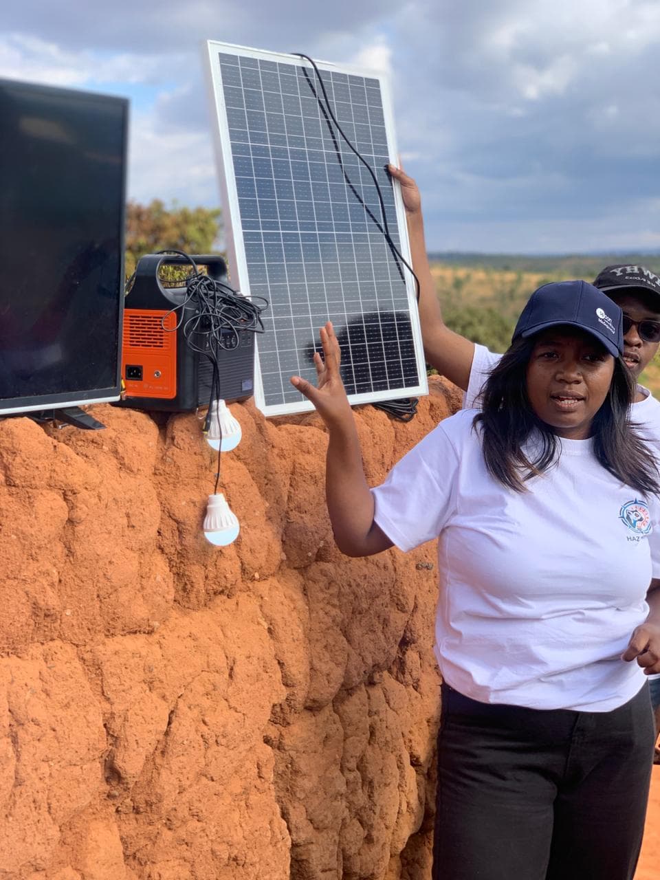 Démonstration d'un kit solaire : panneau, générateur, ampoules et téléviseur alimentés