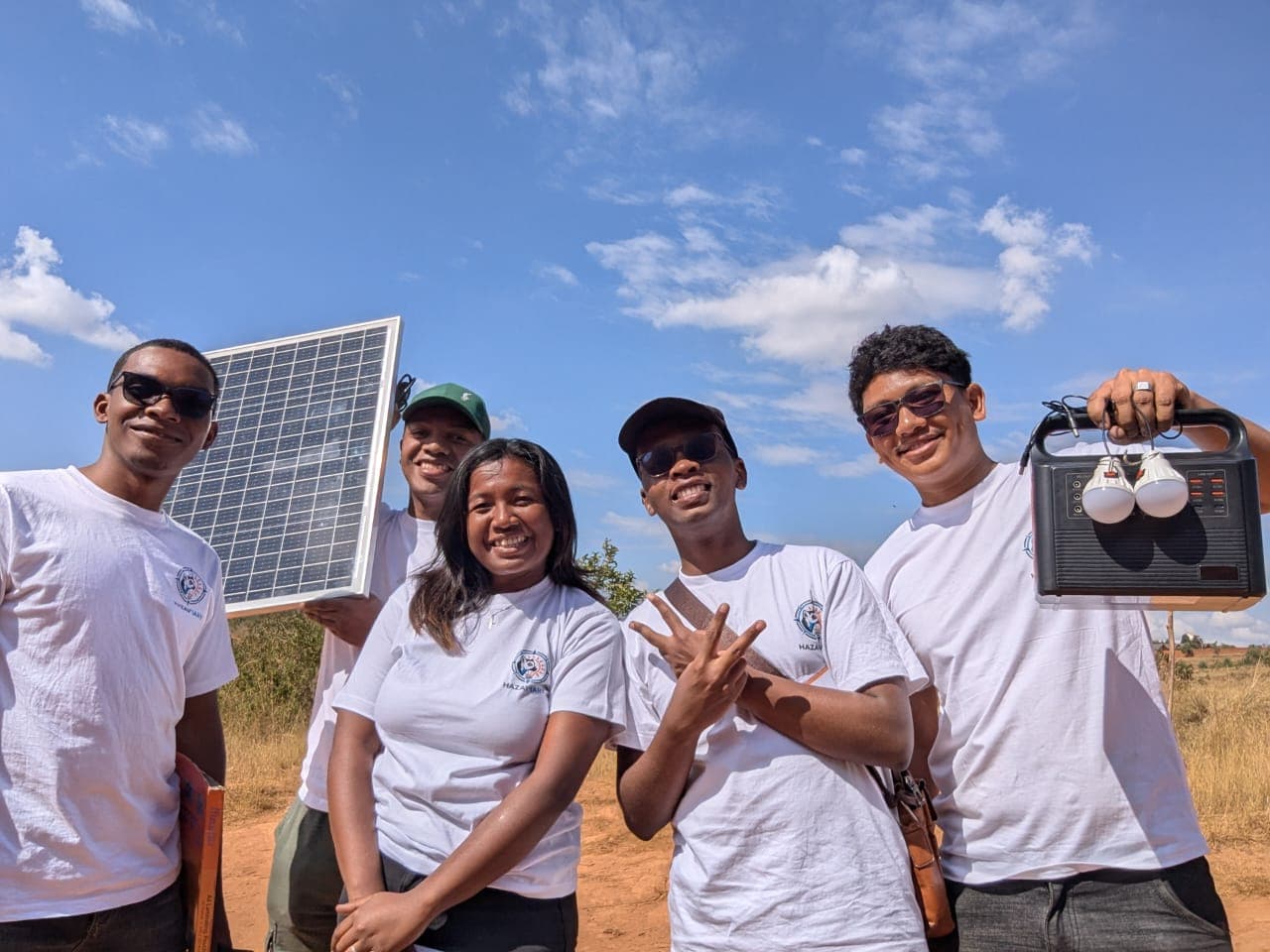 L'équipe Hazav'Iary sur le terrain avec un panneau solaire et un générateur portable
