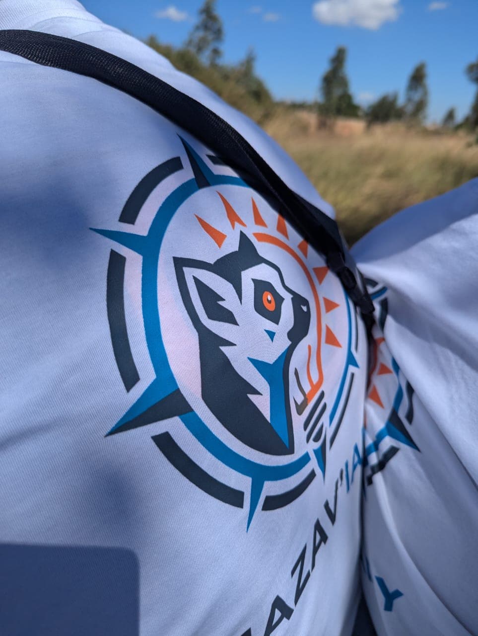 Le logo Hazav'Iary brodé sur le t-shirt de l'équipe d'intervention