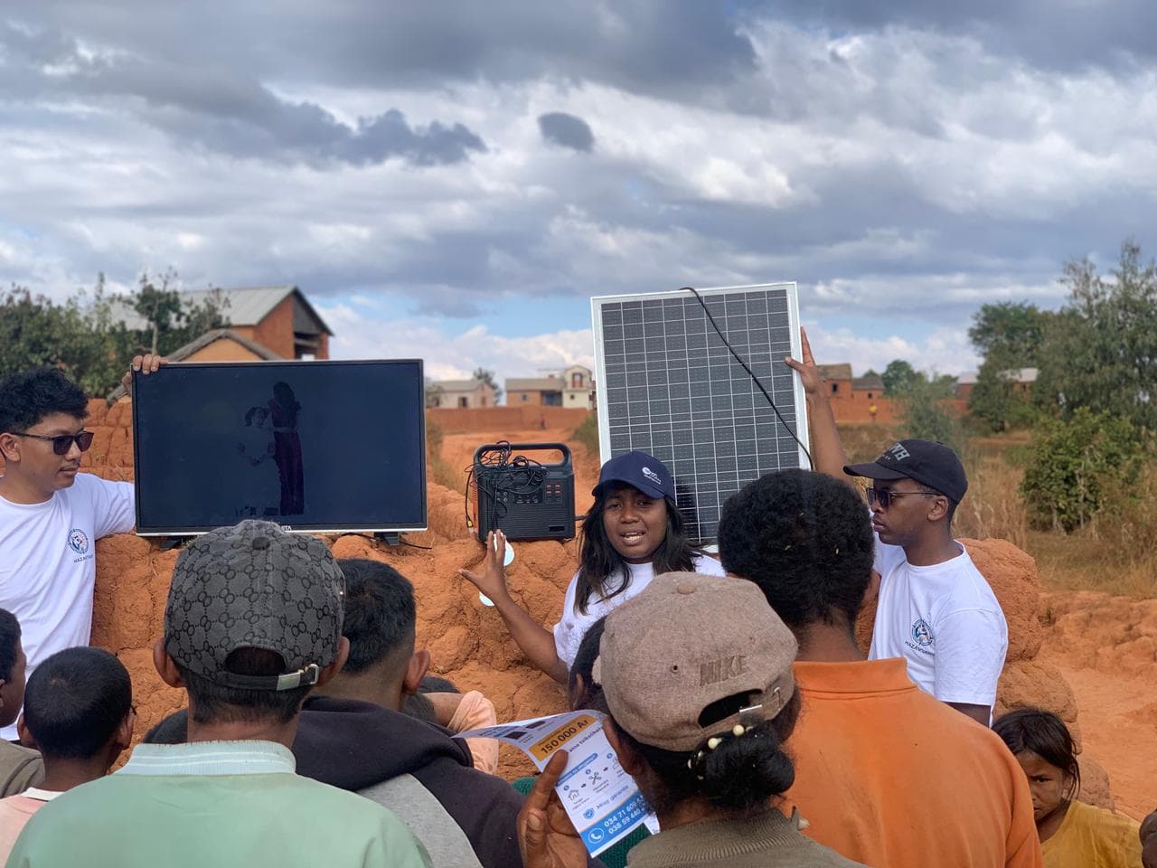 Présentation d'une installation solaire devant les habitants d'un village